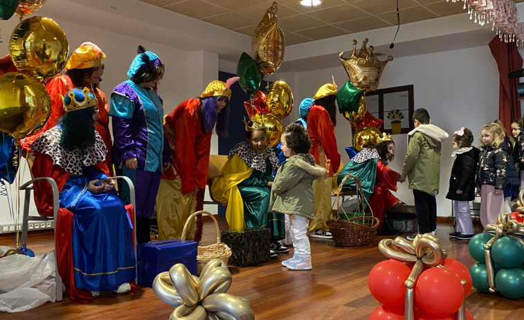 La Raíñas Magas recorrieron ayer todas las parroquias de Boiro para recoger las últimas peticiones de los niños