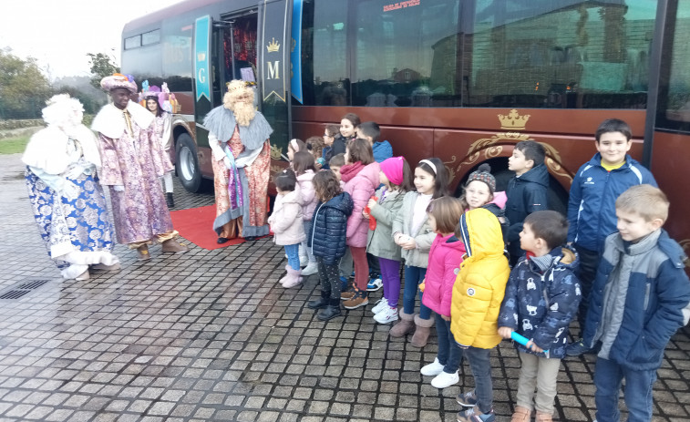 El Bus con los Reyes Magos ya inició en Oleiros y Palmeira su periplo por las parroquias de Ribeira