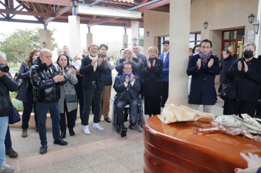 Despiden a Paco Arévalo al son de 'Castillos al aire' en una emotiva ceremonia