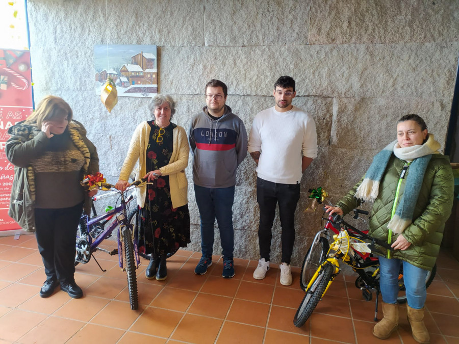 El proyecto pobrense “A todo piñón” logra reparar varias bicicletas donadas por vecinos para regalarlas en Reyes