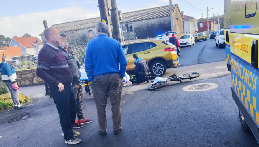 Herido un joven ciclista en un accidente de tráfico con un coche en un cruce del lugar de O Burato, en Taragoña