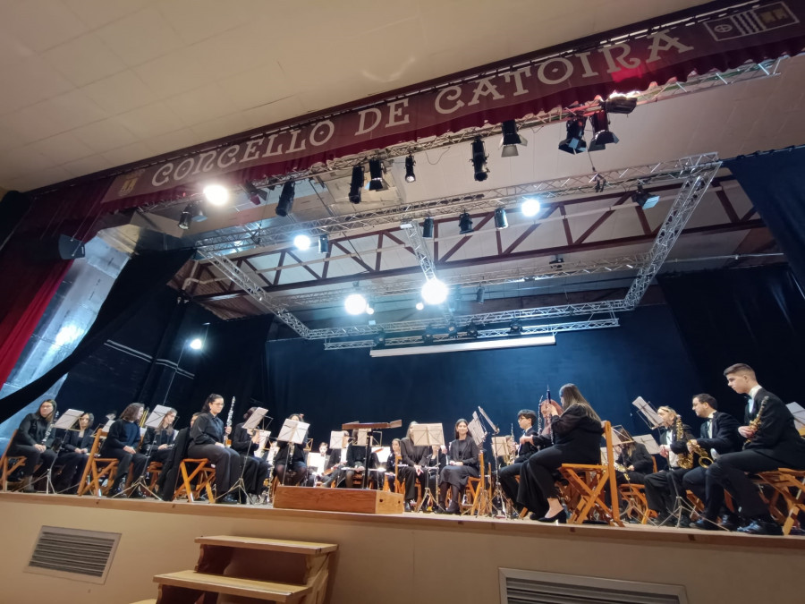 La banda de música llena el auditorio de Catoira en su concierto de Reyes