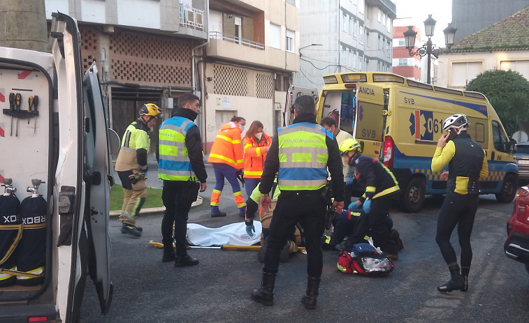 Herido un ciclista en un atropello registrado en la rotonda de la Sirena en Ribeira