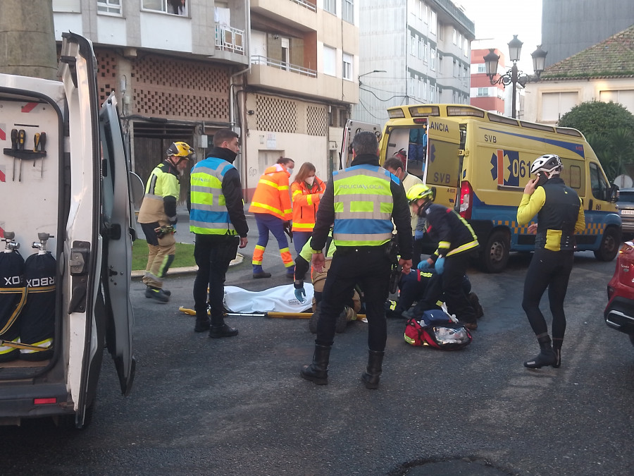 Herido un ciclista en un atropello registrado en la rotonda de la Sirena en Ribeira