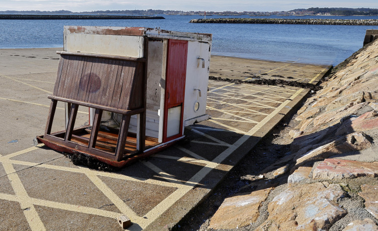 Retiran del mar un puente de barco a la deriva y semihundido hallado entre A Illa y Vilanova