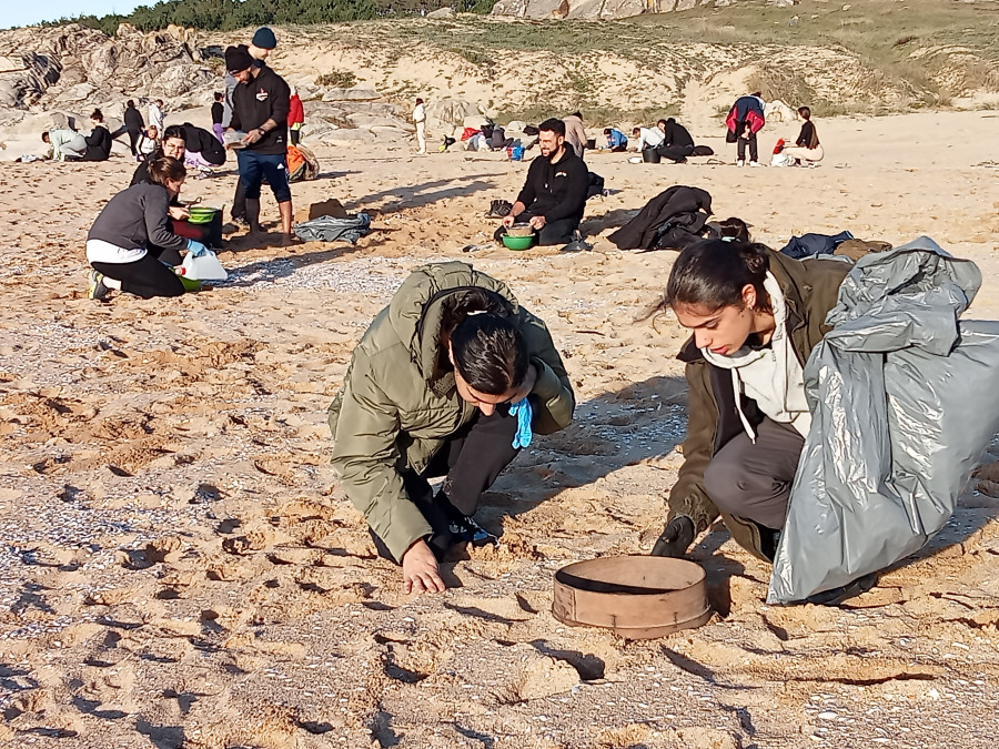 Unos 400 voluntarios acudieron a varias playas de Ribeira a recoger pellets plásticos