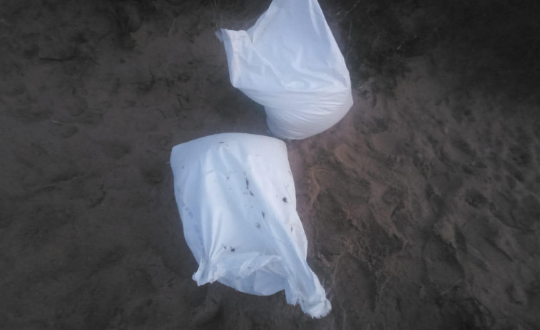 Ribeira encarga sus propios análisis de los pellets plásticos que llegaron desde el 13 de diciembre a sus playas