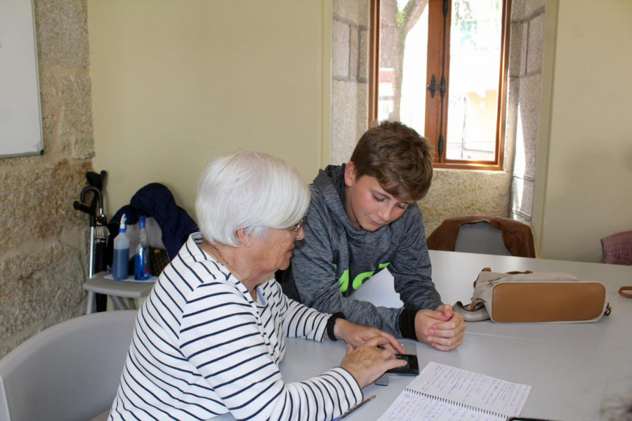 Sanxenxo activa una red de voluntariado para jóvenes y mayores con la que mejorar la vida de los vecinos