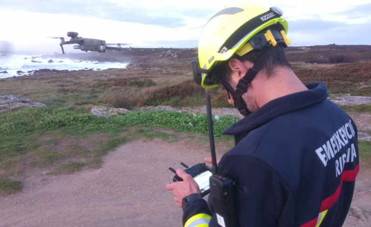 Ribeira ya retiró 78 sacos enteros con pellets plásticos de playas y zonas rocosas de su litoral