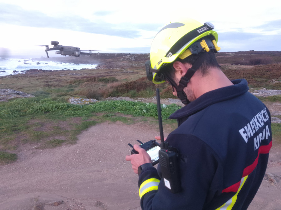 Ribeira ya retiró 78 sacos enteros con pellets plásticos de playas y zonas rocosas de su litoral