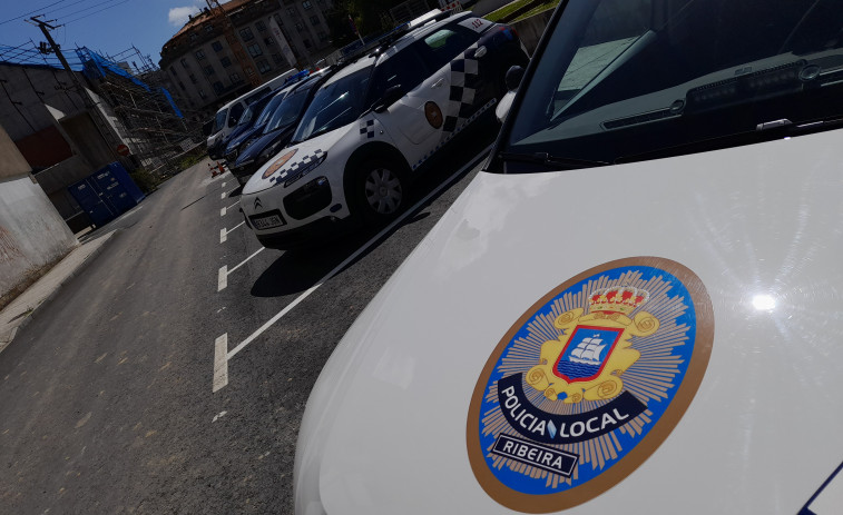 Movilizadas las Policías Local y Nacional tras avisar una madre de que su hijo destrozaba su casa en Corrubedo
