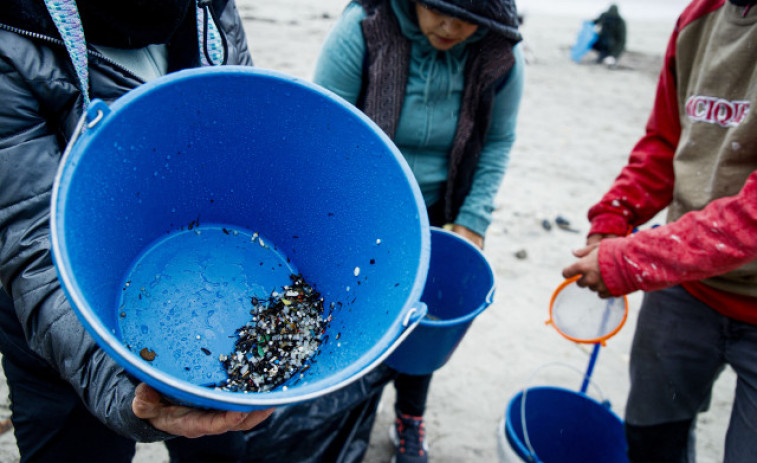 Rueda pide al Ministerio que busque los sacos de pellets en el mar