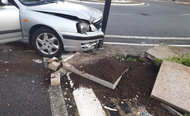 Emerxencias de Cambados atiende sendos accidentes en la Praza do Concello y en el polígono