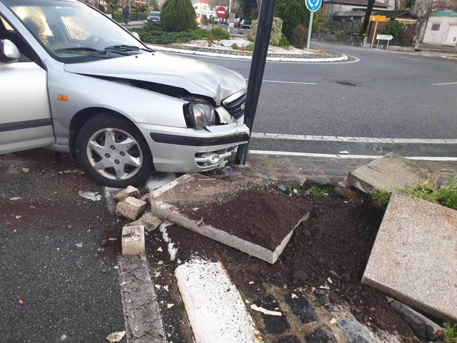 Emerxencias de Cambados atiende sendos accidentes en la Praza do Concello y en el polígono