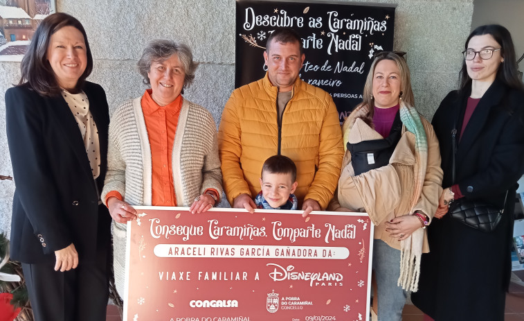 Araceli Rivas y su familia disfrutarán del viaje a Eurodisney sorteado en la campaña de Navidad de A Pobra