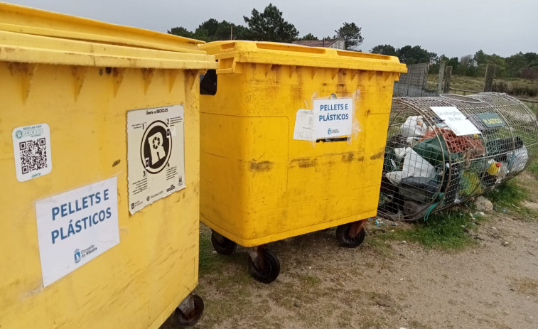 Personal de la Universidad de Vigo acude a Ribeira a recoger un saco de pellets plásticos para un análisis más completo