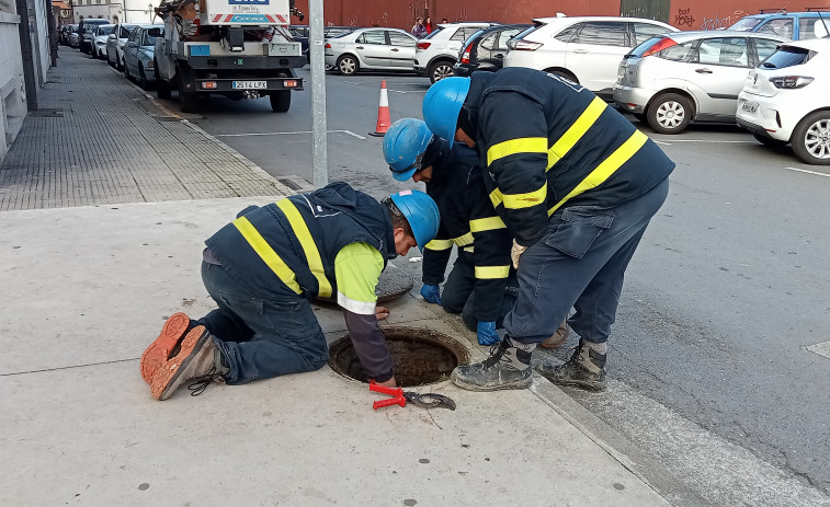 Una avería doble en un cable subterráneo dejó sin luz a parte de Ribeira durante casi 15 horas en algunos casos