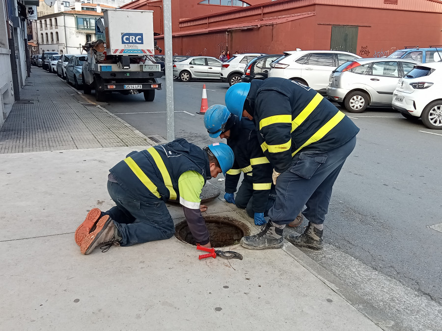 Una avería doble en un cable subterráneo dejó sin luz a parte de Ribeira durante casi 15 horas en algunos casos