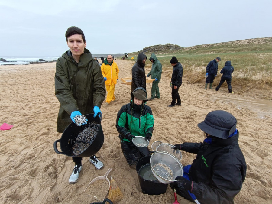 Un centenar de voluntarios participan en la limpieza de pellets en las playas de Ribeira