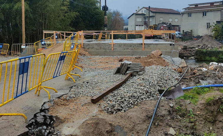 Vecinos de Valga protestan por las molestias y el retraso de las obras del puente sobre el río Louro