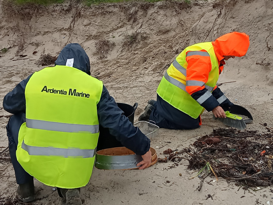 La aseguradora del "Toconao" contratará a vecinos de Ribeira para recoger pellets plásticos del litoral del municipio