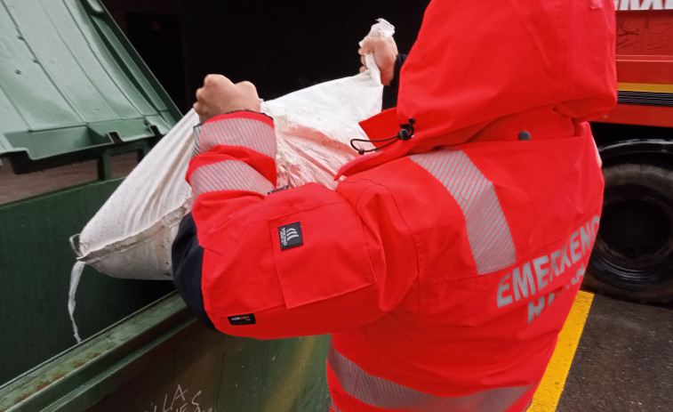 Tragsa recoge 230 kilos de pellets plásticos que tenía almacenados el Ayuntamiento de Ribeira