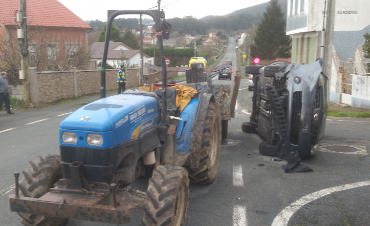 Herida una joven conductora en un accidente de tráfico entre un coche y un tractor en A Pobra