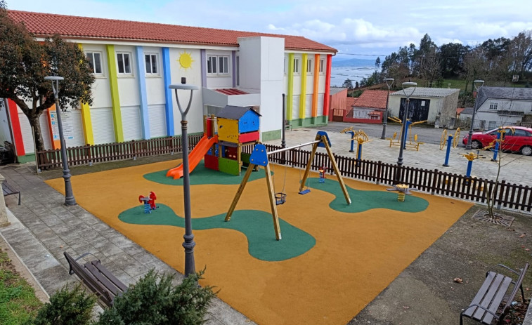 El parque infantil de O Campo-A Angustia, en A Pobra, luce una nueva imagen tras una inversión de casi 22.000 euros