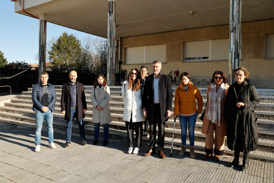 El alumnado del IES O Carril lleva termos de agua de casa porque la del centro sale marrón