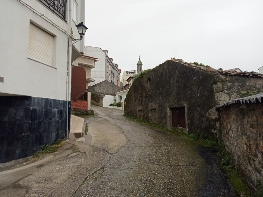 Ribeira adjudica servicios básicos y pavimentos en Rúa da Cambra y en Sirves con bajas del 20,5% y 17%