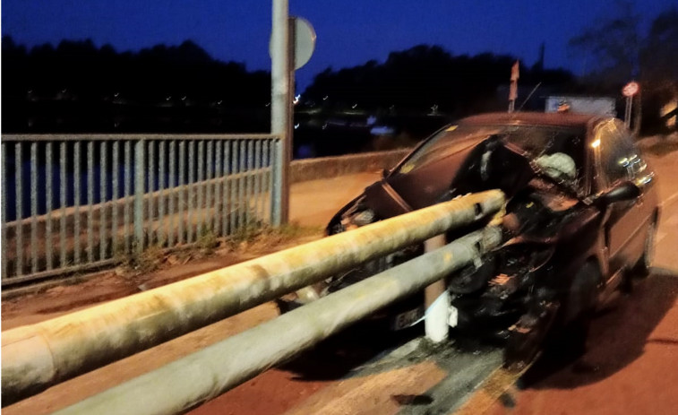 Un aparatoso choque contra un quitamiedos se salda sin heridos frente al pabellón de Vilanova