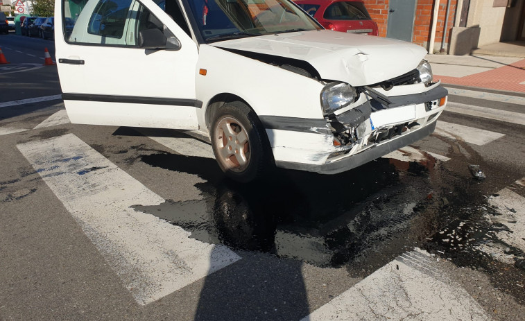 Un cambadés resulta herido en un choque entre vehículos en la calle Condesa de Barrantes