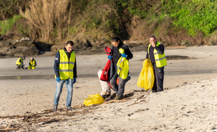 Cerca de doscientos voluntarios recogen más de cuarenta sacos de residuos en las 21 playas de Sanxenxo