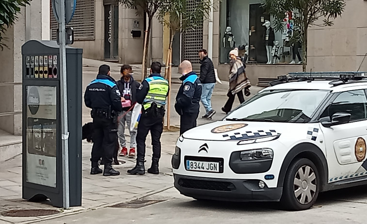 Identificado un hombre de mediana edad que trataba de abrir con unas tijeras un punto limpio de pilas en Ribeira