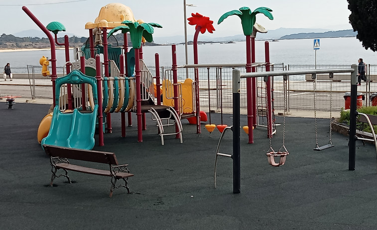 Retoman la ampliación del parque infantil de Arrochela, en el entorno del puerto de Palmeira, tras meses parada