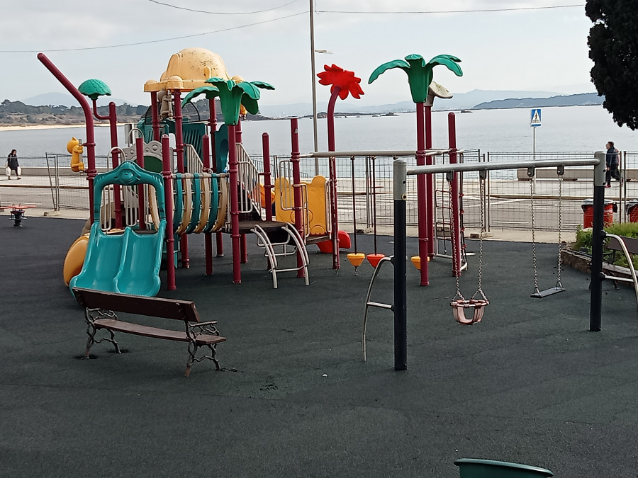 Retoman la ampliación del parque infantil de Arrochela, en el entorno del puerto de Palmeira, tras meses parada