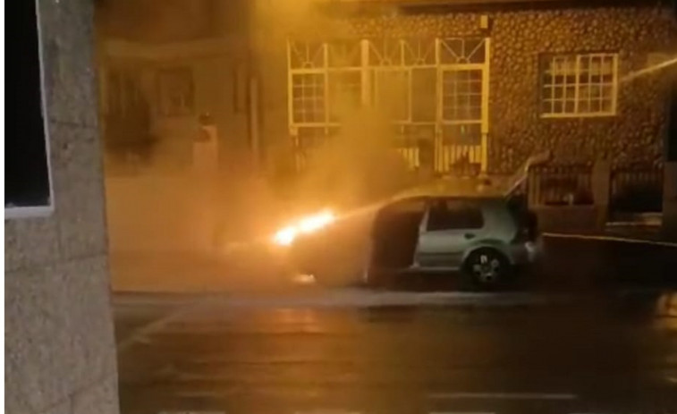 Arde en A Illa un coche que venía de la ITV