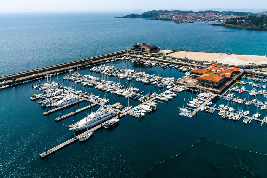 Organizan una limpieza de fondos marinos de los puertos deportivo y pesquero de Sanxenxo