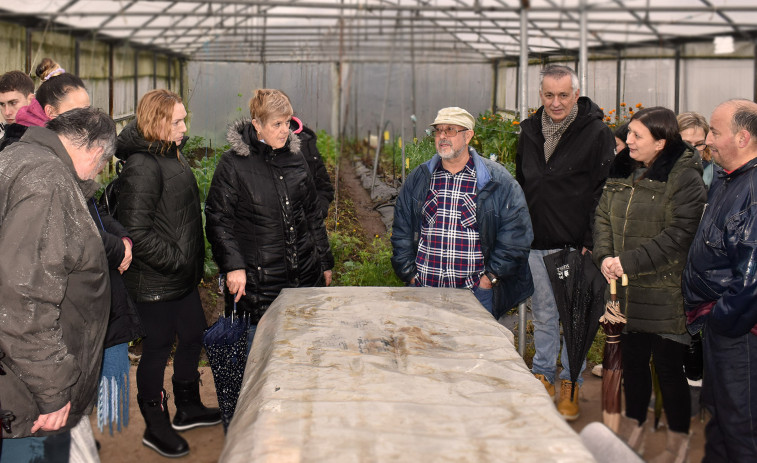 Alumnos del taller de empleo Tahume IX se aproximan al invernadero y jardín sensorial de Ambar