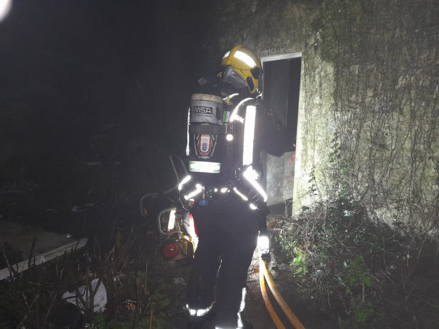 Un incendio afecta a una casa de la Rúa Cordieiro, en Ribeira, que los vecinos advirtieron que es un foco de conflictividad