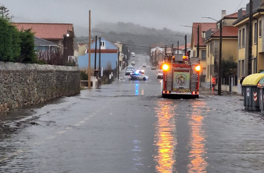 Vecinos de Corrubedo y O Caramecheiro trasladan al Gobierno de Ribeira su preocupación por las inundaciones