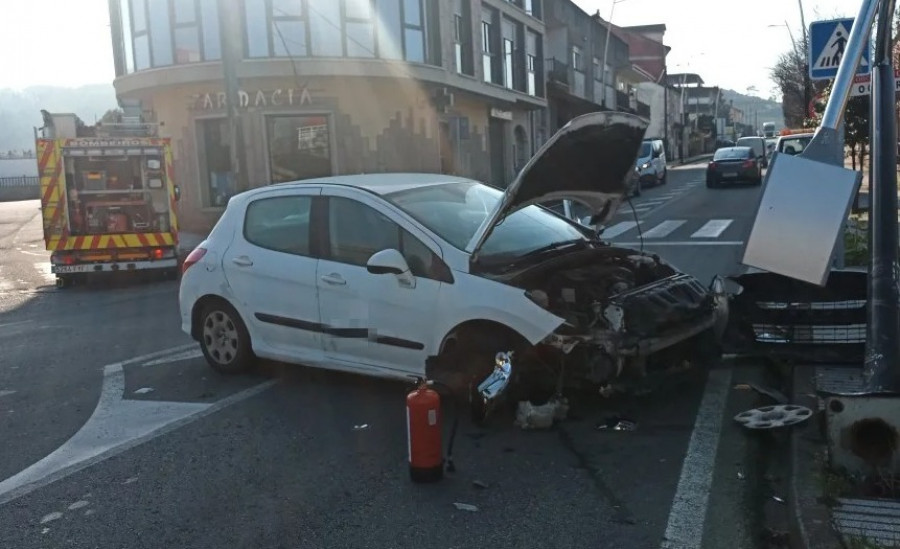 Un hombre resulta herido tras impactar contra una farola en Catoira