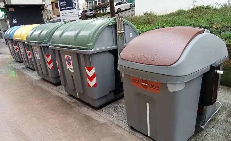 Urbaser ya instaló 16 de los 50 contenedores de fracción orgánica en Ribeira que se empezará a recoger el 1 de febrero