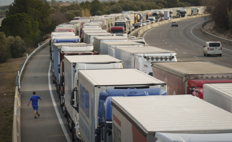 Decenas de camioneros españoles siguen bloqueados en la frontera con Francia