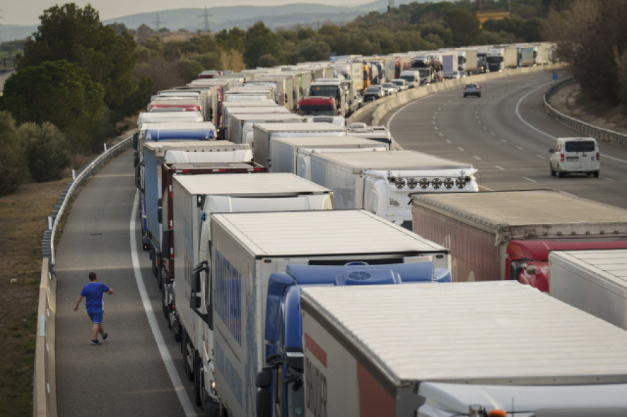 Decenas de camioneros españoles siguen bloqueados en la frontera con Francia