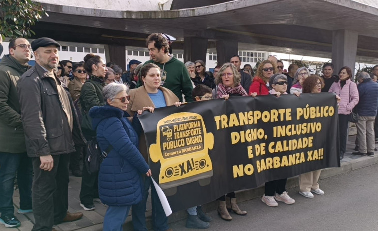 Un centenar de personas protestan en Ribeira por los problemas de transporte público en la comarca