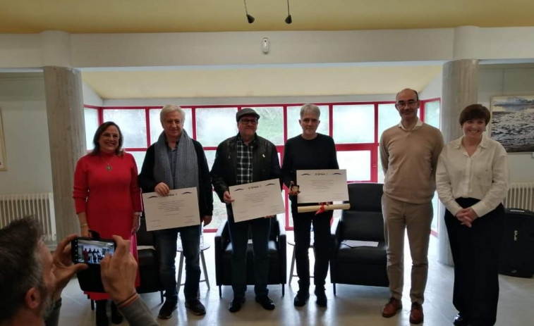 El pintor Raúl Gil recoge en O Grove el Premio Ernesto Goday