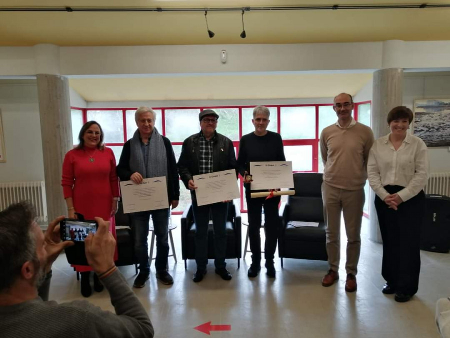 El pintor Raúl Gil recoge en O Grove el Premio Ernesto Goday