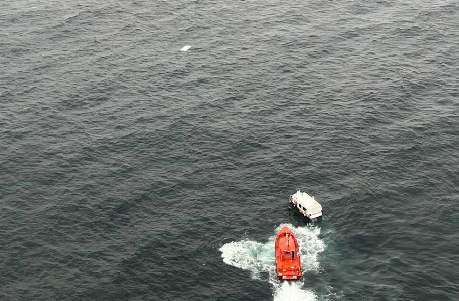 Rescatan a tres marineros de un barco de Ribeira tras volcar en Basoñas