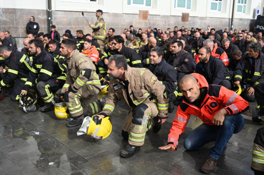 Los bomberos de los parques comarcales de Galicia mantienen la huelga